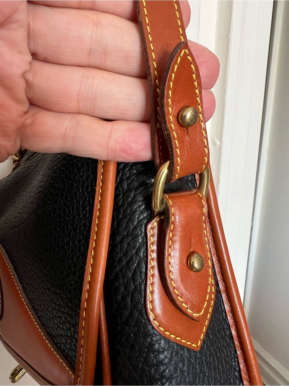 Vintage Dooney & Bourke AWL Black Leather Large Carrier Crossbody Bag -Excellent - Picture 9 of 16